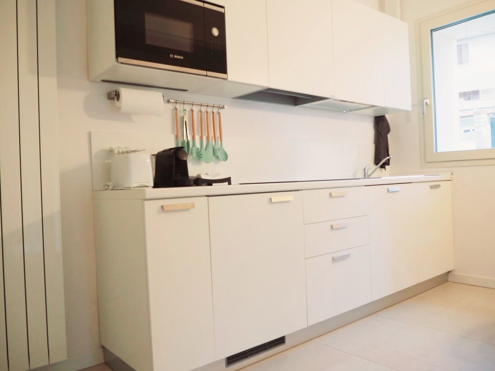 Kühlschrank, Mikrowelle, Herdplatte, Geschirrspüler