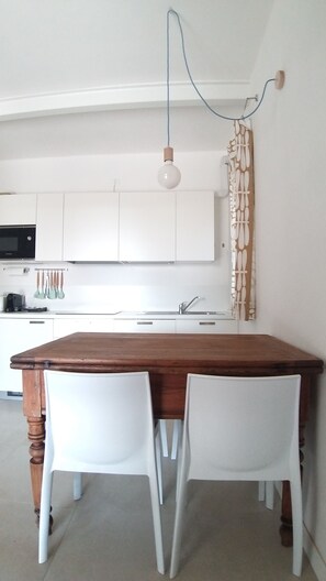 Réfrigérateur, micro-ondes, plaque de cuisson, lave-vaisselle