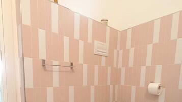 Dusche, Haartrockner, Bidet, HandtĂŒcher