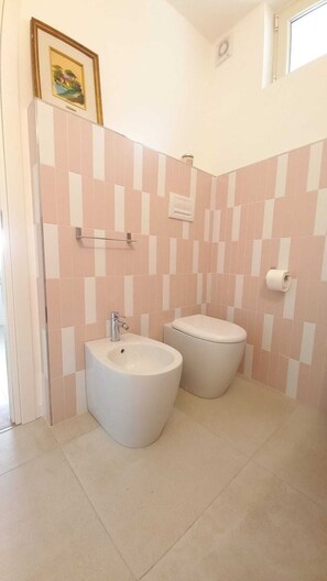 Douche, sĂšche-cheveux, bidet, serviettes fournies