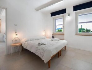 1 bedroom, travel crib, free WiFi, bed sheets - CASA MAVI Franciacorta/Lake Iseo Live your dream vacation in Italy. (Colombaro)