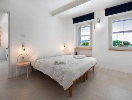 1 bedroom, travel cot, free WiFi, bed sheets. CASA MAVI Franciacorta/Lake Iseo Live your dream vacation in Italy.