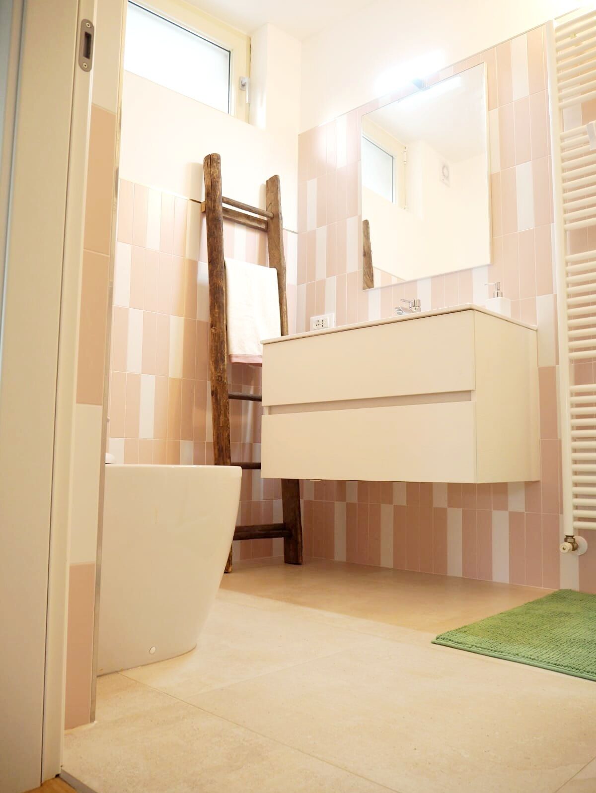 Douche, sèche-cheveux, bidet, serviettes fournies