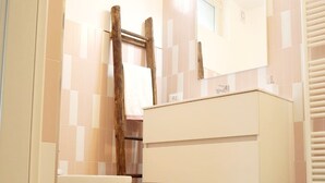 シャワー、ヘアドライヤー、ビデ、タオル