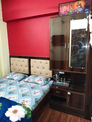 Desk, free WiFi - Ansh P Guest House (Varanasi)