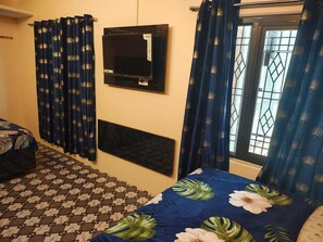 Deluxe Quadruple Room | Desk, free WiFi