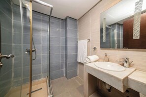 Regadera, secadora de cabello, bidet, toallas 