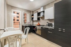 ثلاجة، ميكروويف، فرن، موقد طهي مسطح