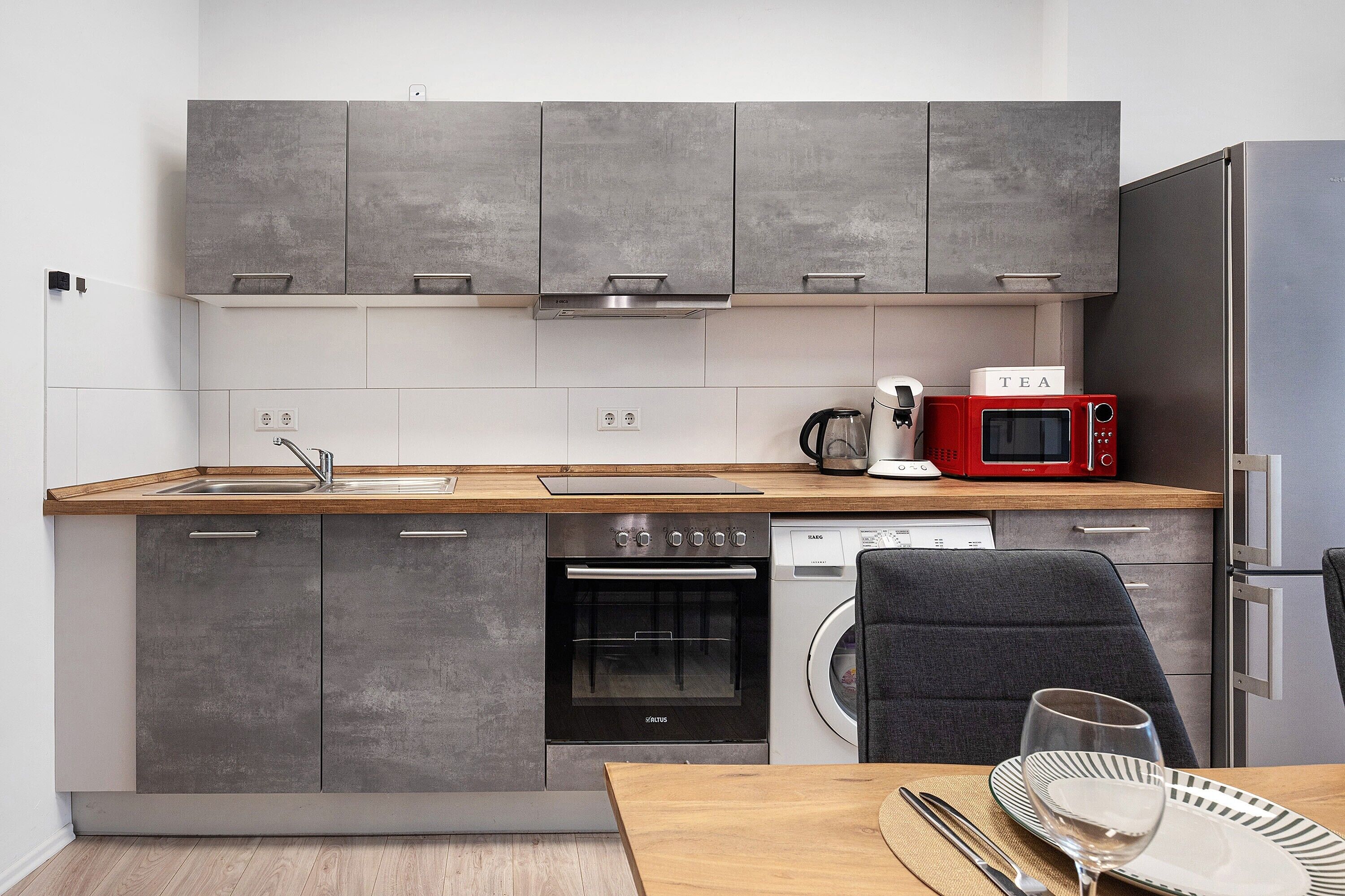 Frigorífic, microones, forn i placa de cuina 