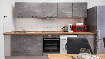 Kühlschrank, Mikrowelle, Ofen, Herdplatte