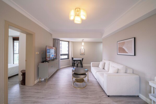 Apartemen Superior, 1 kamar tidur, dapur, pemandangan kota | Ruang keluarga | Smart TV 55-inci dengan saluran TV kabel