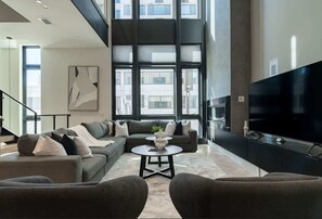 تلفزيون، مدفأة، مكتب