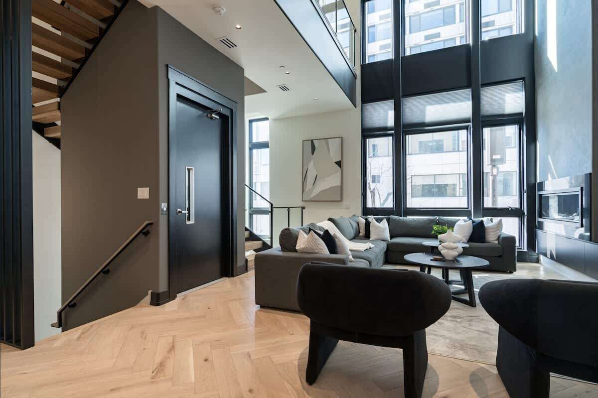 Televisión, chimenea y oficina 