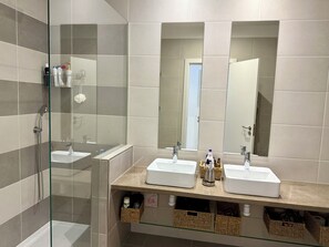Chuveiro, secador de cabelo, toalhas de banho, sabonete