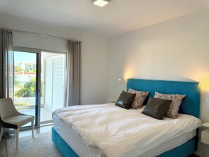 2 chambres, bureau, fer et planche à repasser, lit parapluie