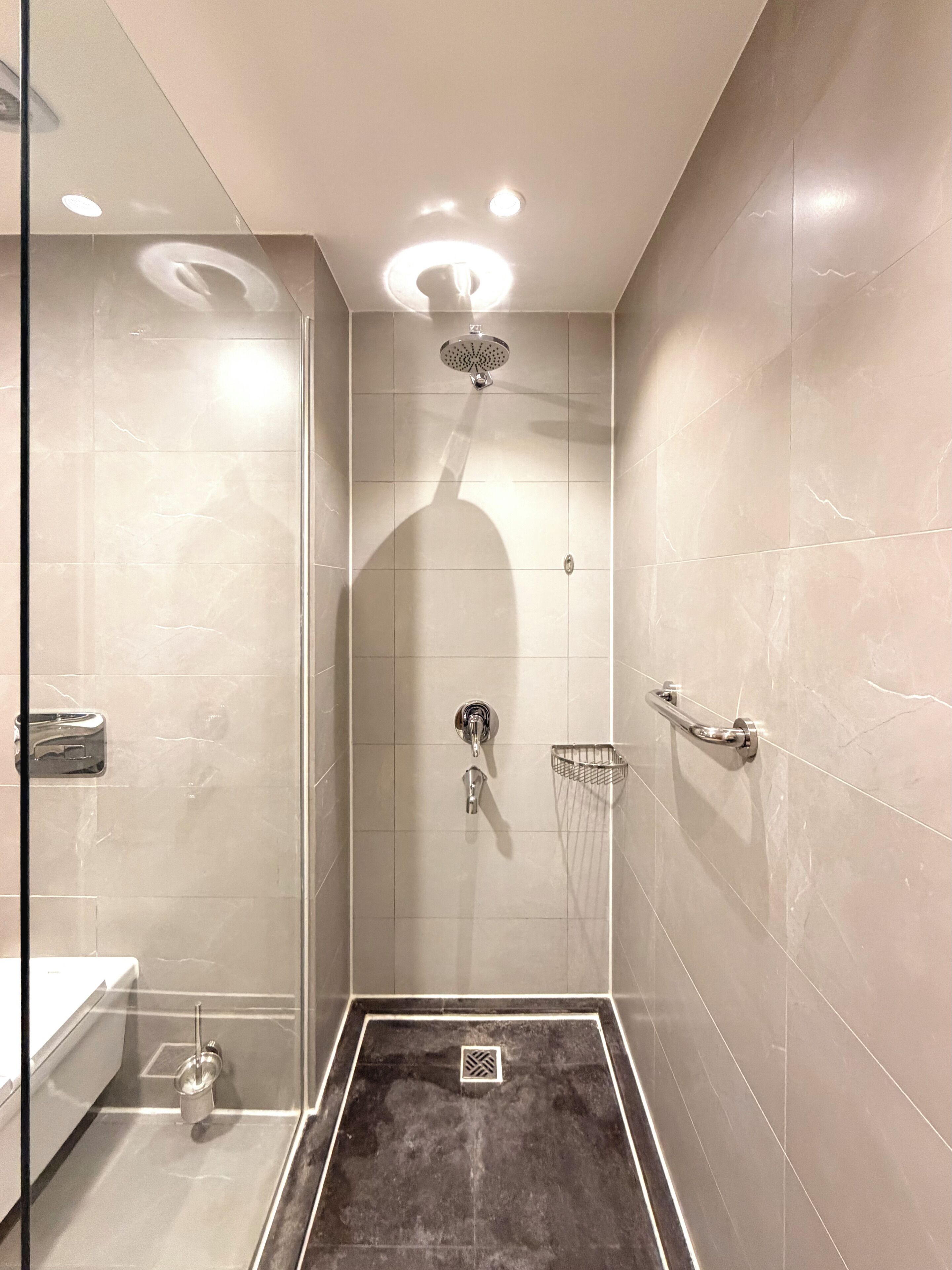 Ducha, secador de pelo, pantuflas, toallas