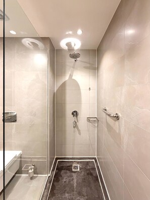 Een douche, een haardroger, pantoffels, handdoeken