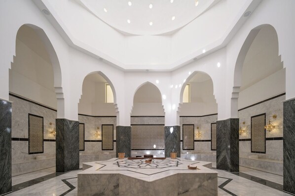 Un sauna, baño turco, baño turco/hammam, manicura y pedicura