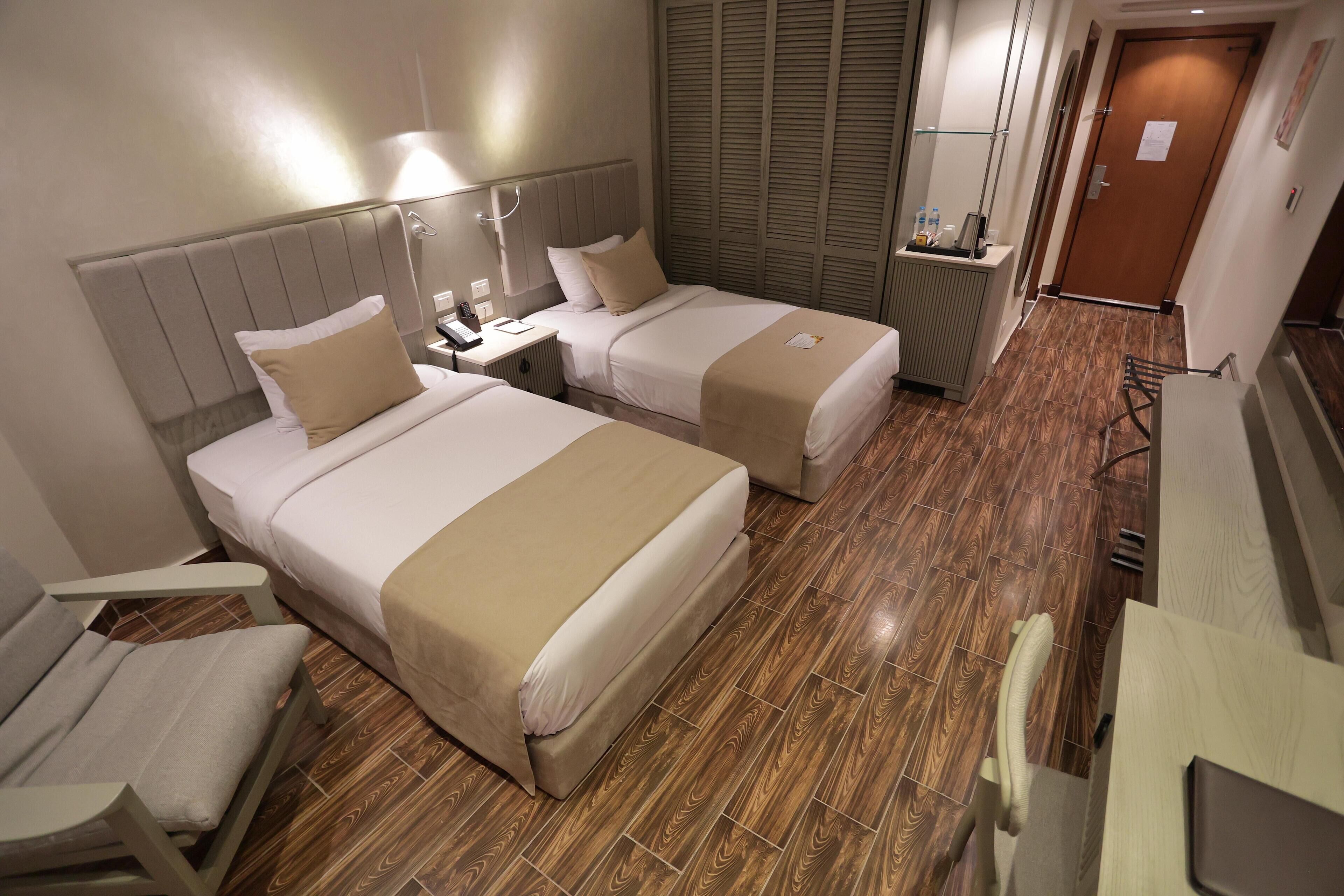 ميني بار وخزنة داخل الغرفة وبديكورات فريدة لكل غرفة وستائر تعتيم