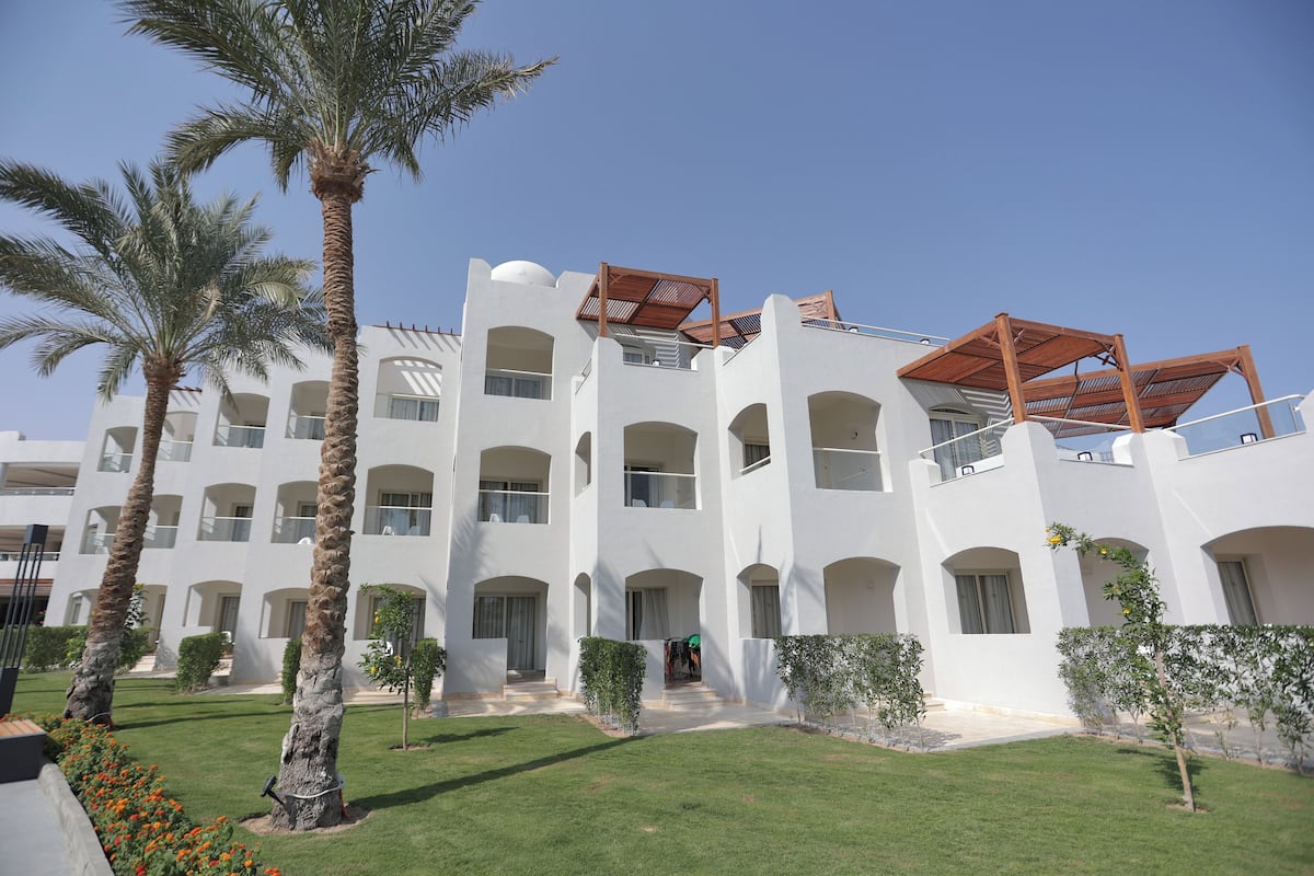 Minibar, caja de seguridad en la habitación y decoración personalizada