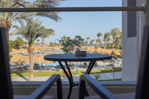 Standard Room Sea View | Outdoor dining