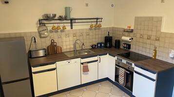 Fridge, oven, stovetop, dishwasher