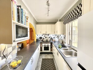 Jääkaappi, mikroaaltouuni, uuni, astianpesukone