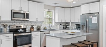 Lake House: Hottub, Sauna, Firepit, Games!