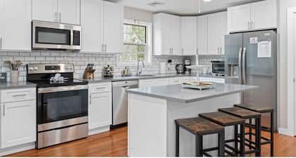 Lake House: Hottub, Sauna, Firepit, Games!