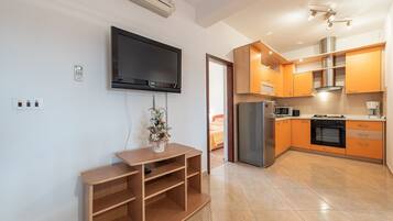 Fridge, microwave, oven, coffee/tea maker