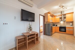 Fridge, microwave, oven, coffee/tea maker - Beachside Holiday Home Marija (Lozice)