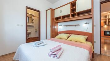 3 bedrooms, iron/ironing board, free WiFi, bed sheets