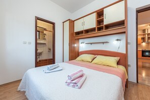 3 bedrooms, iron/ironing board, free WiFi, bed sheets