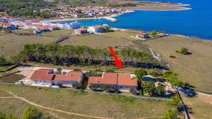 An aerial view of a coastal town with houses, a beach, and a body of water. - Beachside Holiday Home Marija (Lozice)