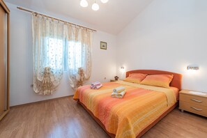 3 bedrooms, iron/ironing board, free WiFi, bed sheets - Beachside Holiday Home Marija (Lozice)
