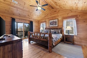 3 soverom, skrivebord, strykejern/-brett og reiseseng for barn