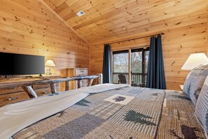 3 bedrooms, desk, iron/ironing board, travel cot - Cabin in Blue Ridge - Game room, Hot tub, fire pit, Fast WiFi,  Pet friendly! (Blue Ridge)