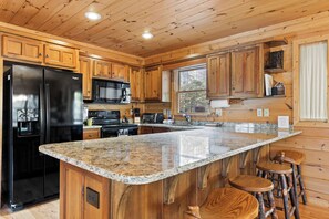 Mikrobølgeovn, ovn, kokeplater og oppvaskmaskin