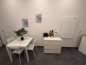 Apartamento básico | Cocina privada | Frigorífico, microondas, horno y placa de cocina