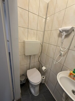 Apartamento básico | Baño | Ducha, artículos de higiene personal gratuitos y secador de pelo