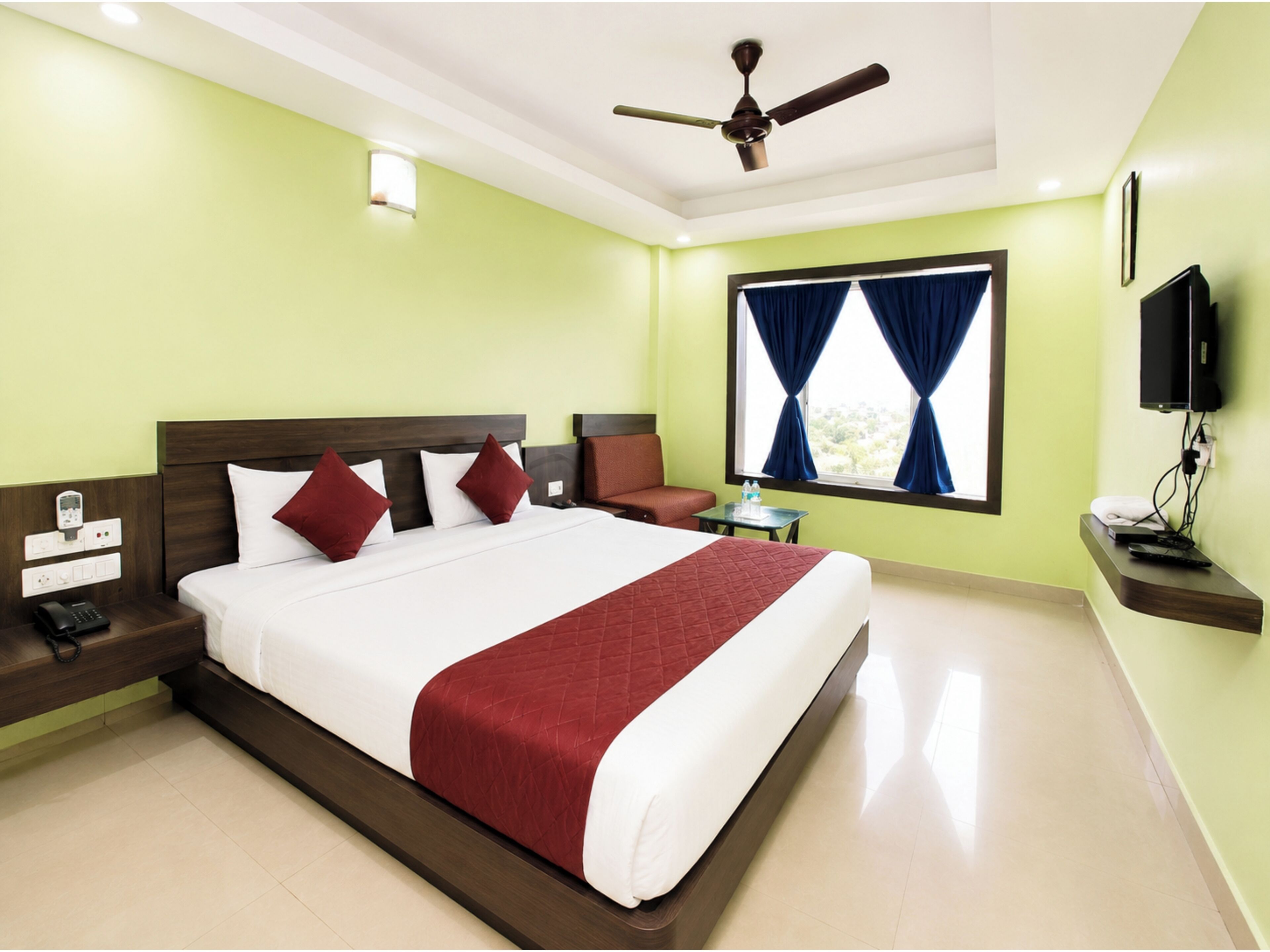 Hypo-allergenic bedding, desk, free WiFi