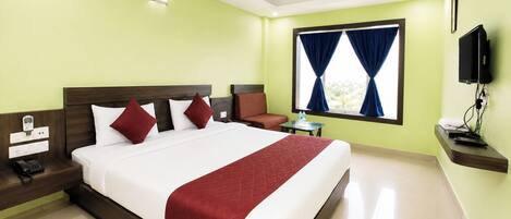 Hypo-allergenic bedding, desk, free WiFi