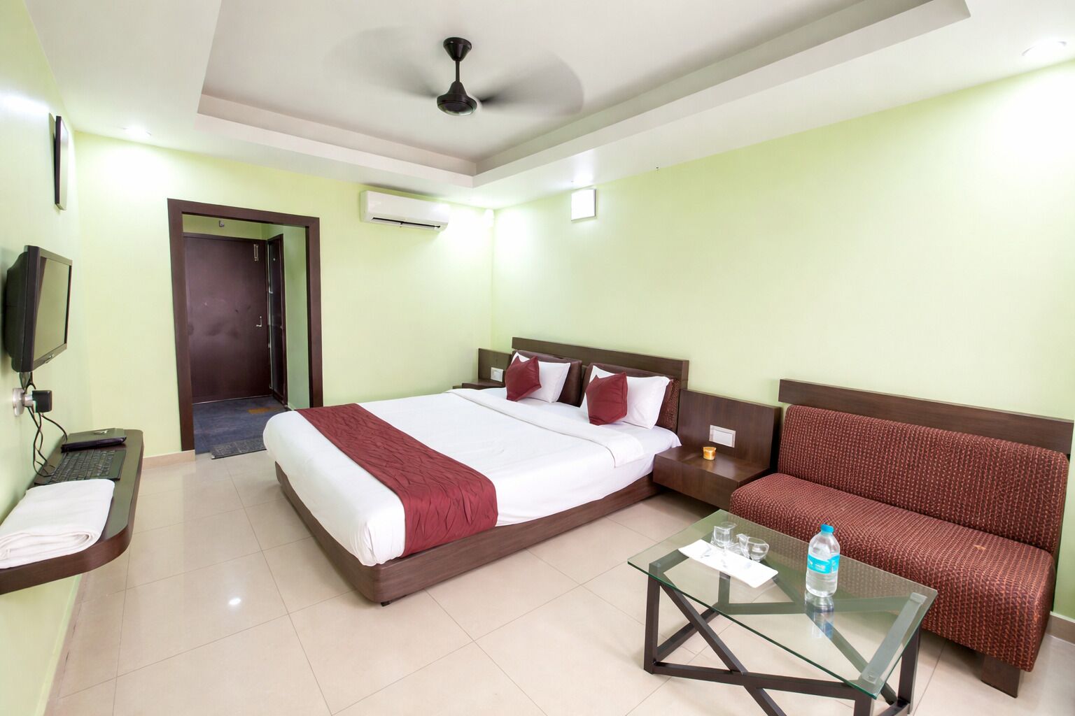 Hypo-allergenic bedding, desk, free WiFi