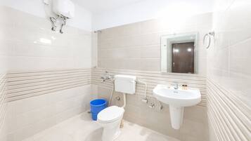 Ducha, cabezal de ducha tipo lluvia, toallas y jabón