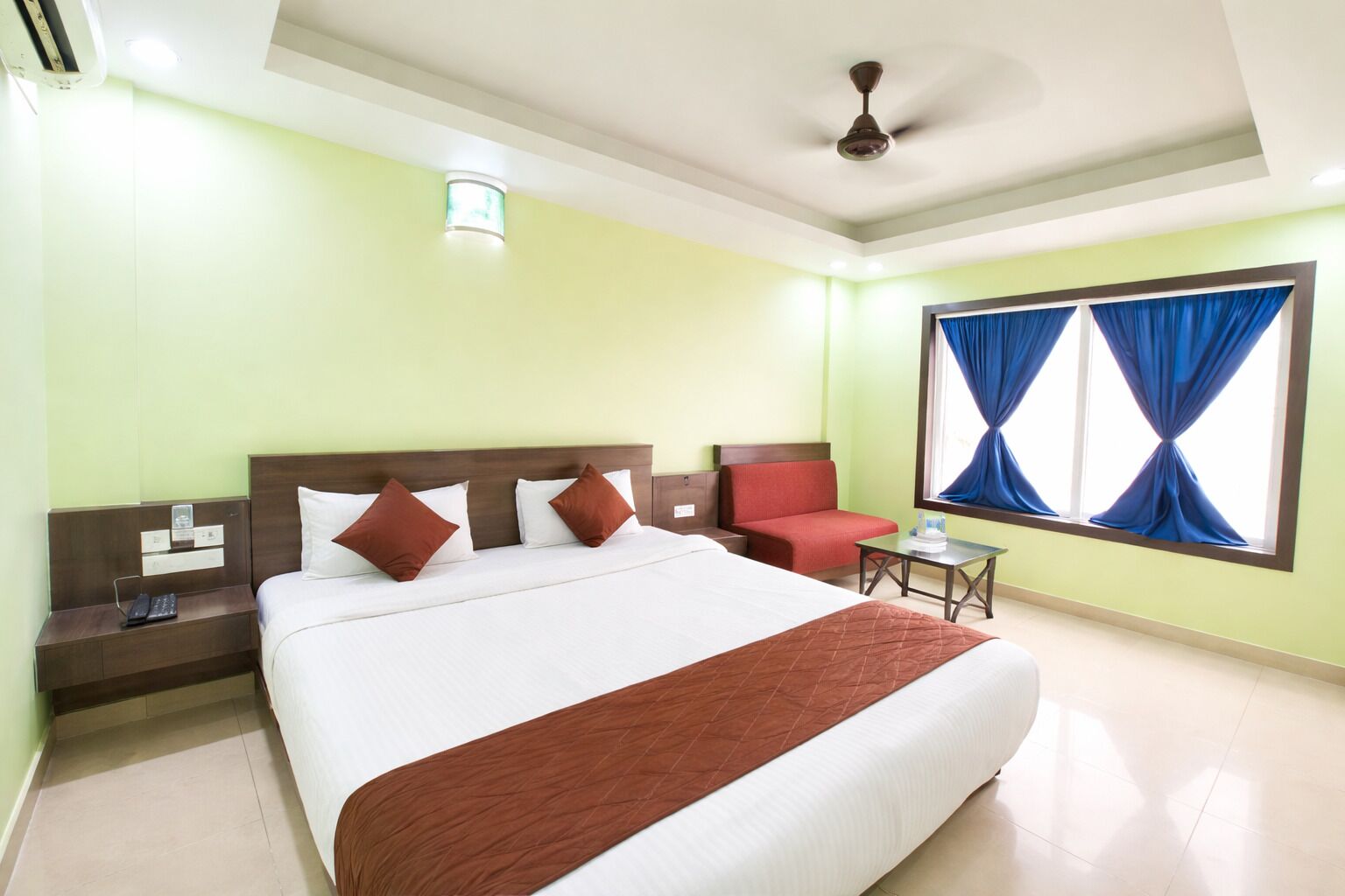 Hypo-allergenic bedding, desk, free WiFi