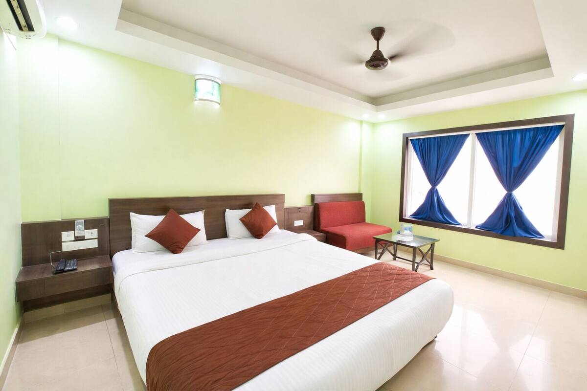 Hypo-allergenic bedding, desk, free WiFi