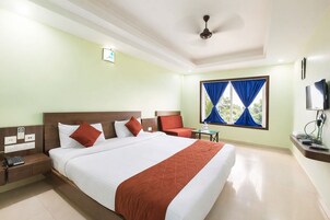 Hypo-allergenic bedding, desk, free WiFi