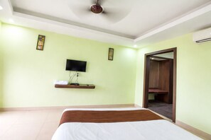 Hypo-allergenic bedding, desk, free WiFi - Hotel Deep Ganga Puri (Puri)