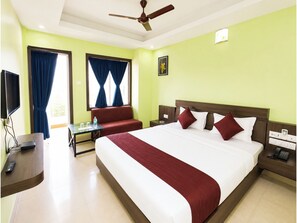 Hypo-allergenic bedding, desk, soundproofing, bed sheets - Hotel Deep Ganga Puri (Puri)