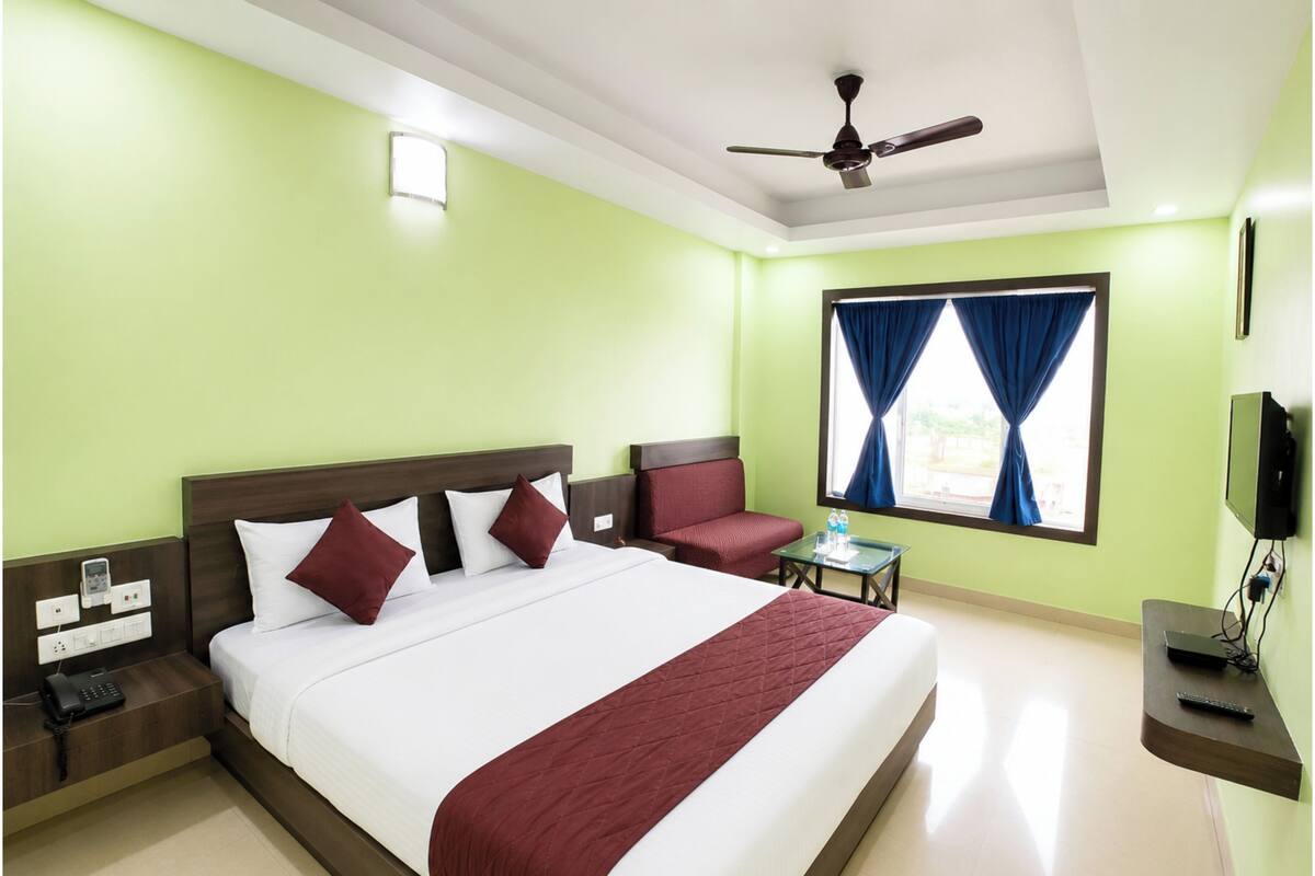 Deluxe Double Room, Air conditioning, Sea Facing | Hypo-allergenic bedding available, desk, soundproofing, bed sheets